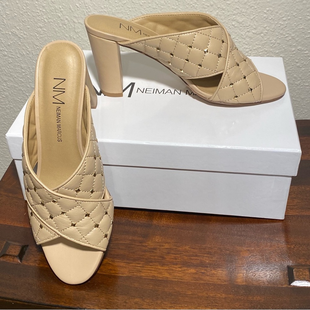 NIB Neiman  Marcus Bodile Ecru Nappa